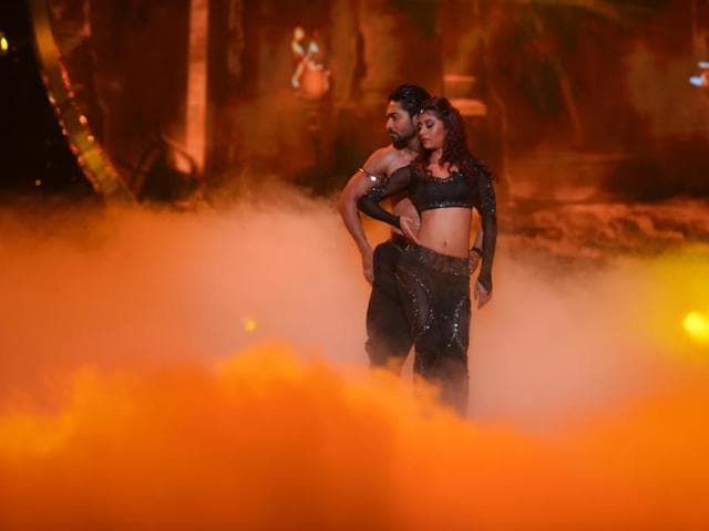 Salman Yusuf Khan performs on Aayat from Bajirao Mastani. Salman Yusuf Khan performs on Aayat from Bajirao Mastani.