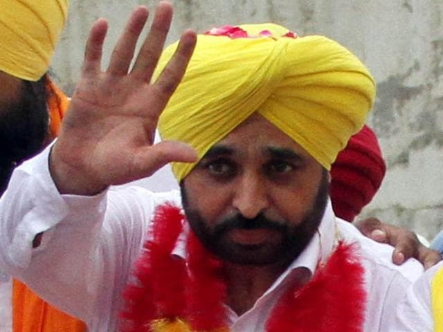 From left, AAP’s Payal segment candidate Gurpreet Singh Lapran, MP Bhagwant Mann, candidate from Sahnewal Harjot Singh Bains and candidate from Rupnagar Amarjit Singh at a road show in Sahnewal constituency in Ludhiana on Saturday.(JS Grewal/HT Photo)