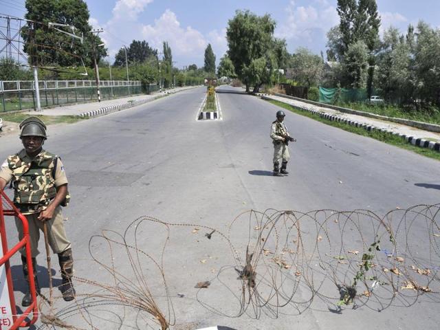 Paramilitary soldiers stand guard during curfew in Srinagar. (Waseem Andrabi /HT Photo) Paramilitary soldiers stand guard during curfew in Srinagar. (Waseem Andrabi /HT Photo)