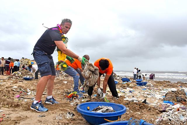 Lewis Pugh, a maritime lawyer and campaigner for clean oceans, said that the scale of the clean-up was massive but with citizens’ support they could do a lot of work. (Vidya Subramanian/HT photo)