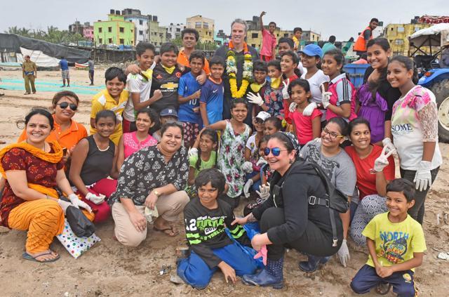 Hundreds of Mumbaiites gathered at Versova beach on Saturday to collect 2,84,000 kg of trash from the jetty area located on the northern end. (Vidya Subramanian/HT photo)