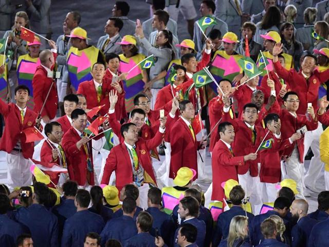 Athletes from China arrive in the stadium during the opening ceremony of the Rio 2016 Olympic Games. (AFP Photo)