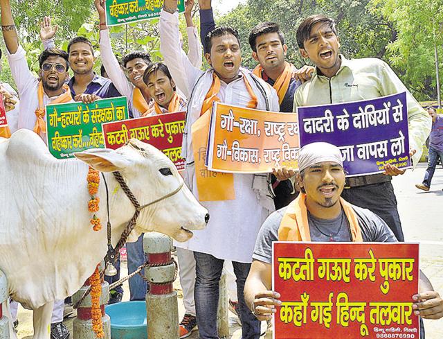 Hindu Vahini members at a protest march over cow protection at Parliament Street in New Delhi.(Getty Images)