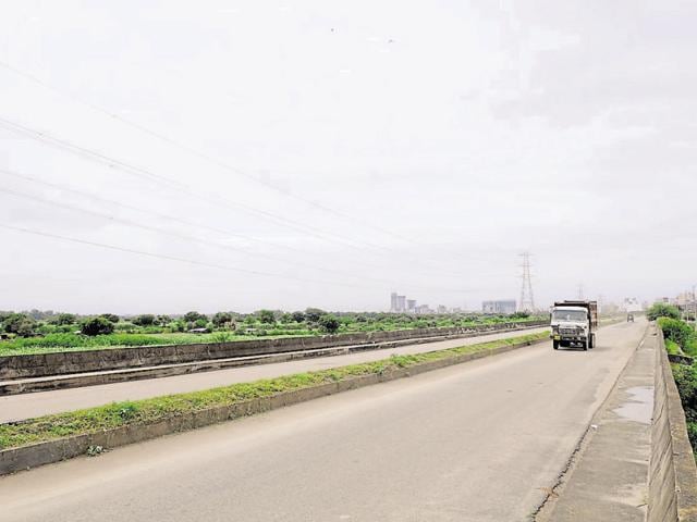 Commuters travelling to Delhi will be able to bypass Noida and avoid the congestion on the e-way once the plan is complete.(Sunil Ghosh/HT Photo)