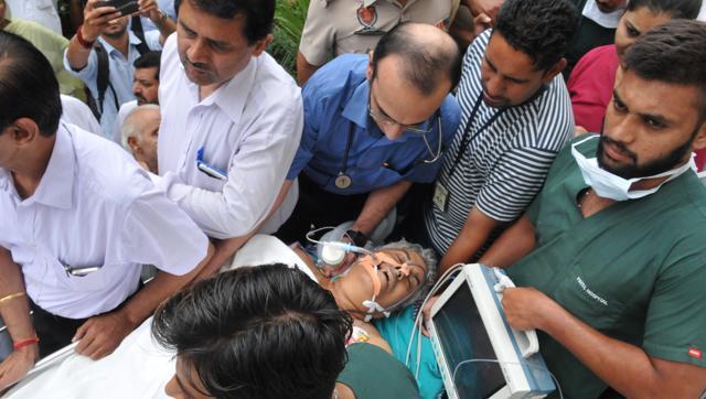 Senior Rashtriya Swayamsewak Sangh (RSS) leader, Brigadier Jagdish Gagneja (retd) being taken to be shifted to DMCH, Ludhiana from a private hospital in Jalandhar on Sunday. (Pardeep Pandit/HT Photo)