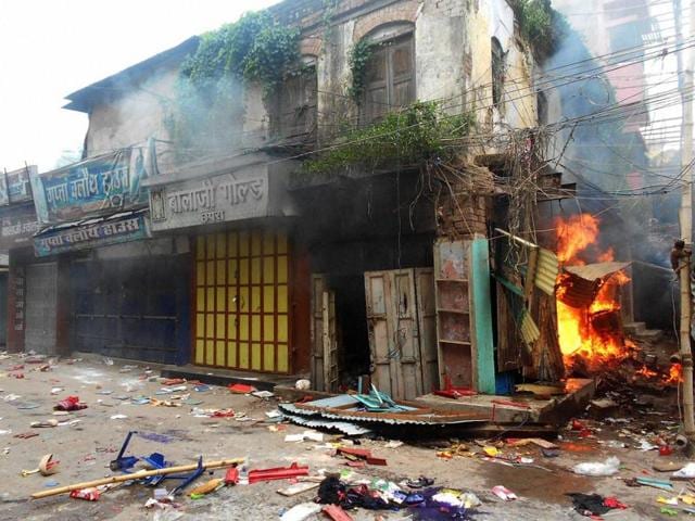 Shops torched by angry protestors after clashes between two communities in Chapra town in Saran district of Bihar on Saturday.(PTI) Shops torched by angry protestors after clashes between two communities in Chapra town in Saran district of Bihar on Saturday.(PTI)