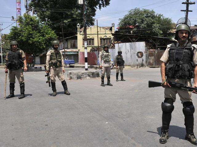 Soldiers stand guard during a curfew in Srinagar. More than 50 people have been killed and thousands injured in weeks of unrest in Kashmir, sparked by the death of militant commander Burhan Wani in a firefight with government forces.(Waseem Andrabi/HT)