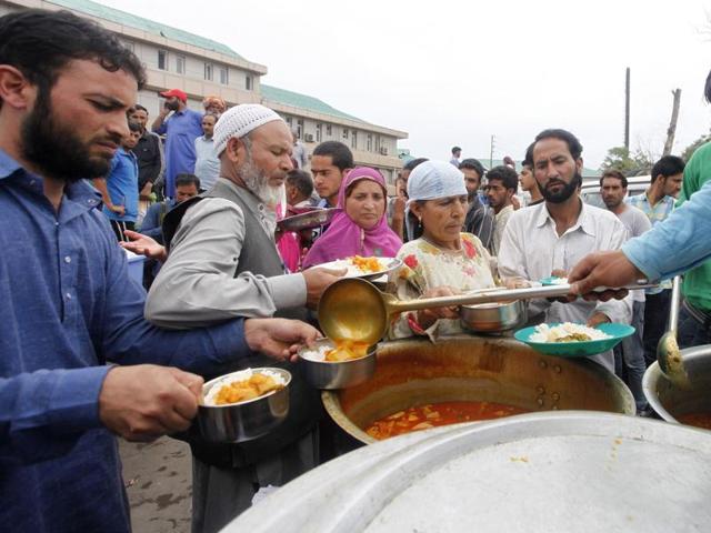 Relatives of patients admitted to Kashmir's Lal Ded hospital get lunch distributed by Srinagar residents. (Waseem Andrabi /HT Photo) Relatives of patients admitted to Kashmir's Lal Ded hospital get lunch distributed by Srinagar residents. (Waseem Andrabi /HT Photo)