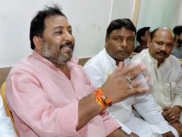 File photo of expelled BJP leader Daya Shankar Singh (extreme left, in pink kurta). Singh was arrested and subsequently granted bail in a case for making derogatory comments about BSP chief Mayawati.(PTI)