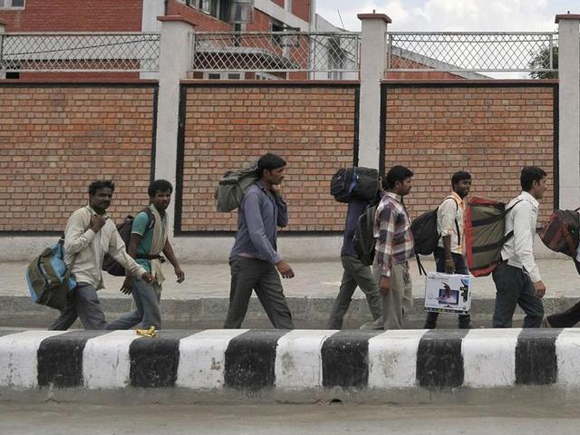 Non-Kashmiri workers leave Srinagar during a curfew . (Waseem Andrabi / HT Photo) Non-Kashmiri workers leave Srinagar during a curfew . (Waseem Andrabi / HT Photo)