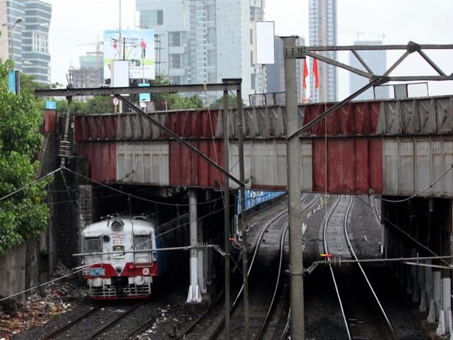 More importantly, some of these bridges like the ones at Dadar, Parel and Lower Parel, cross both Central and Western lines. This means that in cases of any eventuality, both these lines could be disrupted causing inconvenience for both rail and road commuters.(HT FILE)