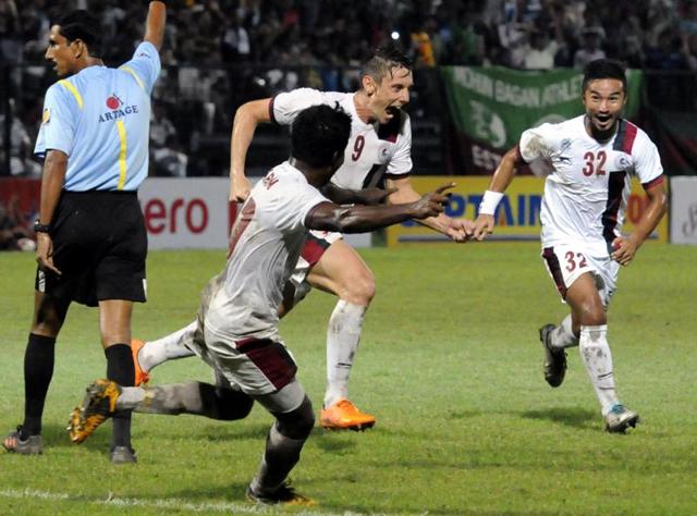 Scottish striker Darryl Duffy (centre) began his career at Mohun Bagan with a hattrick and left with supporters chanting his name. (Subhendu Ghosh/Hindustan Times) Scottish striker Darryl Duffy (centre) began his career at Mohun Bagan with a hattrick and left with supporters chanting his name. (Subhendu Ghosh/Hindustan Times)