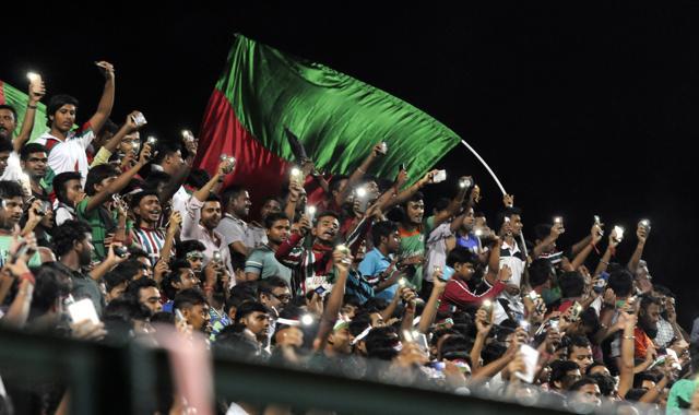 Flashlights on mobile phones aren’t new at sporting events these days. It was unique at Mohun Bagan beacuse the last time the club played under lights at home, phones were ungainly black objects that weren’t really mobile. (Subhendu Ghosh/Hindustan Times) Flashlights on mobile phones aren’t new at sporting events these days. It was unique at Mohun Bagan beacuse the last time the club played under lights at home, phones were ungainly black objects that weren’t really mobile. (Subhendu Ghosh/Hindustan Times)
