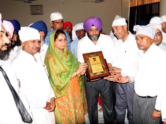 District bar association president Guriqbal Singh Chahal honouring Union minister for food processing, Harsimrat Kaur Badal, at Bathinda on Saturday.(Sanjeev Kumar/HT Photo)