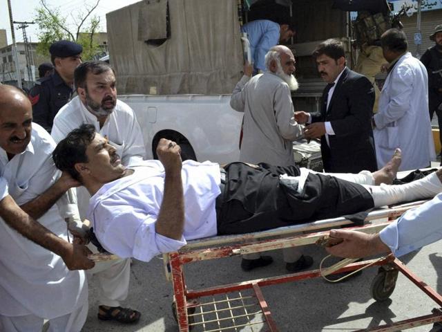 An overview of the scene of a bomb blast outside a hospital in Quetta, Pakistan, August 8, 2016. (REUTERS) An overview of the scene of a bomb blast outside a hospital in Quetta, Pakistan, August 8, 2016. (REUTERS)