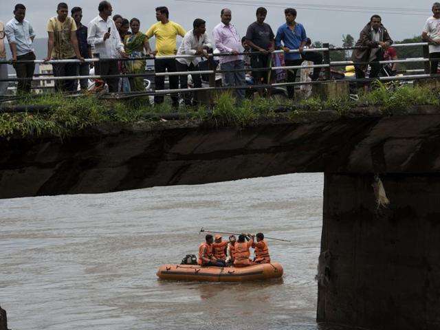 Two NDRF teams are working on the stretch. (Satish Bate/HT) Two NDRF teams are working on the stretch. (Satish Bate/HT)