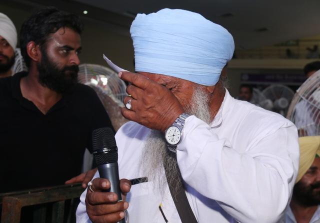 Congress worker Baldev Singh crying at Captain Amarinder’s programme in Bathinda on Monday.. (Sanjeev Kumar/HT Photo)