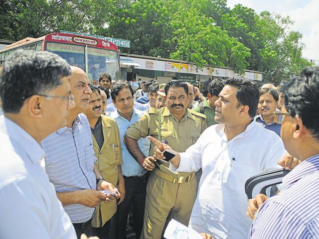 Transport minister Yasar Shah (centre) also visited the UPSRTC bus terminal at Anand Vihar in Delhi. (Sakib Ali/HT Photo) Transport minister Yasar Shah (centre) also visited the UPSRTC bus terminal at Anand Vihar in Delhi. (Sakib Ali/HT Photo)
