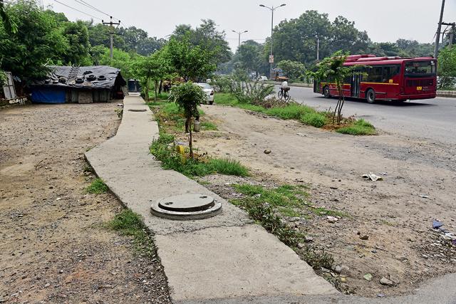 Besides debris and absence of a U-turn, the uneven, dug up, and poorly designed road is causing inconvenience to commuters. But now, the civic agency has assured that they will complete the widening work as soon as possible. (S Burmaula / HT Photo) Besides debris and absence of a U-turn, the uneven, dug up, and poorly designed road is causing inconvenience to commuters. But now, the civic agency has assured that they will complete the widening work as soon as possible. (S Burmaula / HT Photo)
