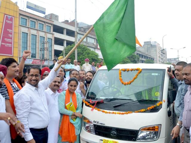 Punjab local bodies minister Anil Joshi inaugurating the solid waste management project in Amritsar on August 5. (HT Photo)