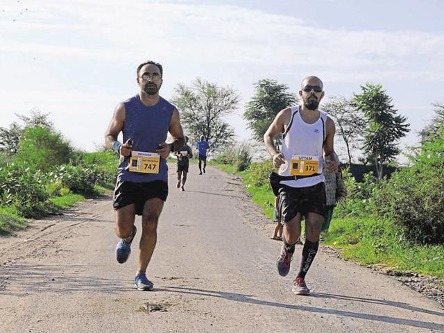 The participants of ‘Save the earth run for a greener tomorrow’ covered the Aravalli forest. They took the Golf Course Extension road and entered the forest area from Kadarpur village.(Parveen Kumar/HT Photo) The participants of ‘Save the earth run for a greener tomorrow’ covered the Aravalli forest. They took the Golf Course Extension road and entered the forest area from Kadarpur village.(Parveen Kumar/HT Photo)