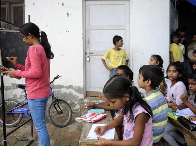 A retired chief general manager of a PSU bank is running a coaching centre for school dropouts in Noida for three years. (Sunil Ghosh/HT Photo) A retired chief general manager of a PSU bank is running a coaching centre for school dropouts in Noida for three years. (Sunil Ghosh/HT Photo)