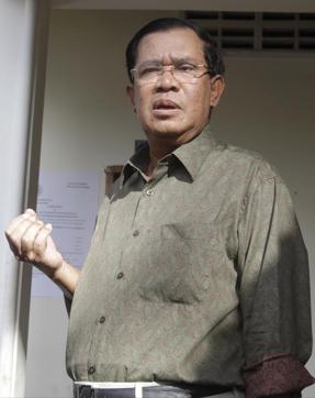 Cambodian Prime Minister Hun Sen briefs the media after paying a traffic violation at a local police station in Phnom Penh, Cambodia. (AP) Cambodian Prime Minister Hun Sen briefs the media after paying a traffic violation at a local police station in Phnom Penh, Cambodia. (AP)