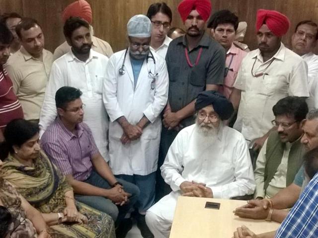 Chief minister Parkash Singh Badal at DMCH in Ludhiana on Monday.(HT Photo)