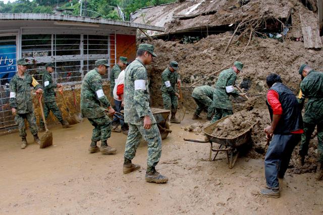 Mexican soldiers help dig out damaged homes in Veracruz in Mexico. (AFP)