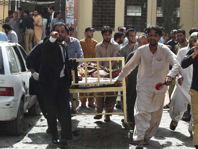 Pakistani lawyers and local media personnel carry a bed to move the body of a news cameraman after a bomb explosion at a government hospital premises in Quetta on Monday. (AFP) Pakistani lawyers and local media personnel carry a bed to move the body of a news cameraman after a bomb explosion at a government hospital premises in Quetta on Monday. (AFP)