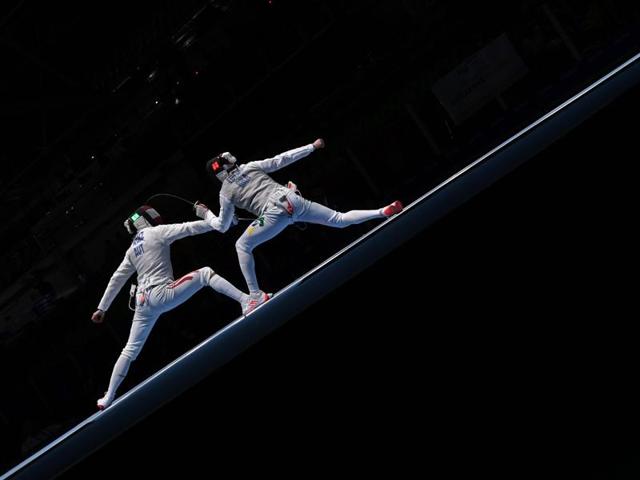 TOPSHOT - Austria's Rene Pranz (L) competes against Brazil's Guilherme Toldo during their men’s individual foil qualifying bout as part of the fencing event of the Rio 2016 Olympic Games, on August 7, 2016, at the Carioca Arena 3, in Rio de Janeiro. / AFP PHOTO / Kirill KUDRYAVTSEV (AFP) TOPSHOT - Austria's Rene Pranz (L) competes against Brazil's Guilherme Toldo during their men’s individual foil qualifying bout as part of the fencing event of the Rio 2016 Olympic Games, on August 7, 2016, at the Carioca Arena 3, in Rio de Janeiro. / AFP PHOTO / Kirill KUDRYAVTSEV (AFP)