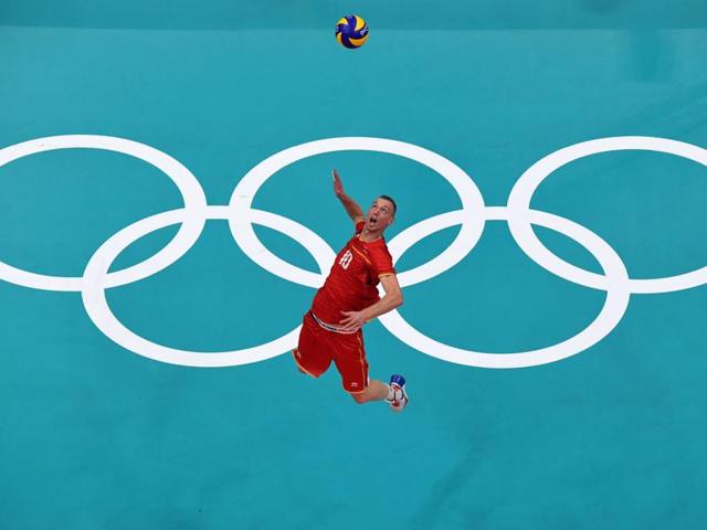TOPSHOT - An overview shows France's Kevin Le Roux serving the ball during the men's qualifying volleyball match between France and Italy at the Maracanazinho stadium in Rio de Janeiro on August 7, 2016, for the Rio 2016 Olympic Games. / AFP PHOTO / Laurent KALFALA (AFP) TOPSHOT - An overview shows France's Kevin Le Roux serving the ball during the men's qualifying volleyball match between France and Italy at the Maracanazinho stadium in Rio de Janeiro on August 7, 2016, for the Rio 2016 Olympic Games. / AFP PHOTO / Laurent KALFALA (AFP)