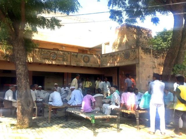 Villagers assemble at the house of the woman, whose father’s body was found from Jarcha on Sunday. (HT Photo) Villagers assemble at the house of the woman, whose father’s body was found from Jarcha on Sunday. (HT Photo)