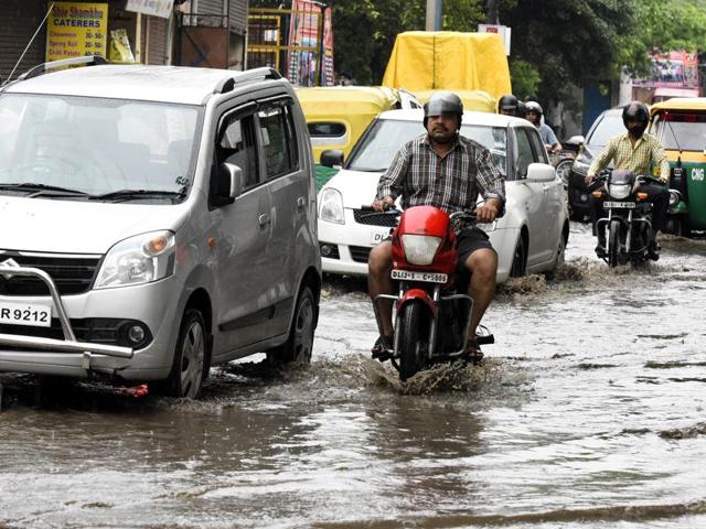 A view of a waterlogged road after showers at Geeta Colony Road in New Delhi. (Sonu Mehta/HT PHOTO) A view of a waterlogged road after showers at Geeta Colony Road in New Delhi. (Sonu Mehta/HT PHOTO)