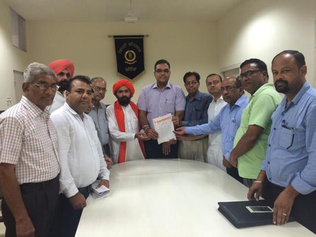 RSS delegation meeting deputy commissioner Basant Garg in Bathinda on Monday.(HT Photo)