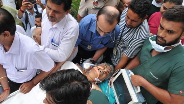 Senior Rashtriya Swayamsewak Sangh (RSS) leader, Brigadier Jagdish Gagneja (retd) being shifted to Hero DMC Heart Institute, Ludhiana from a private hospital in Jalandhar on Sunday. (HT File Photo)