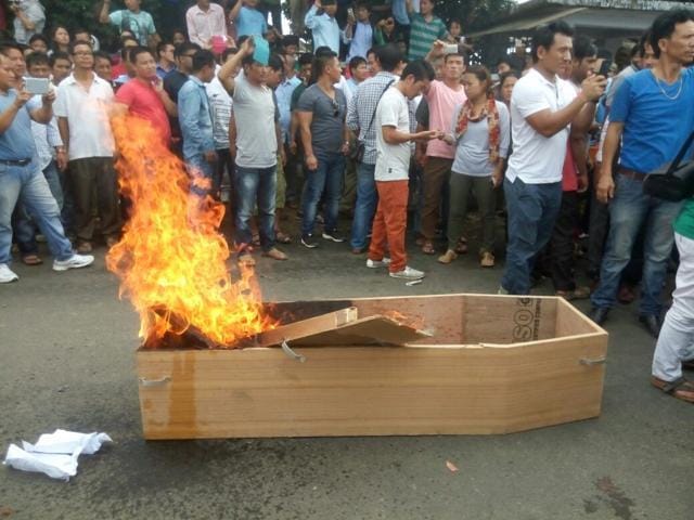 Supporters of the deceased leader set ablaze a coffin in a symbolic protest against Pul’s death. (ANI) Supporters of the deceased leader set ablaze a coffin in a symbolic protest against Pul’s death. (ANI)