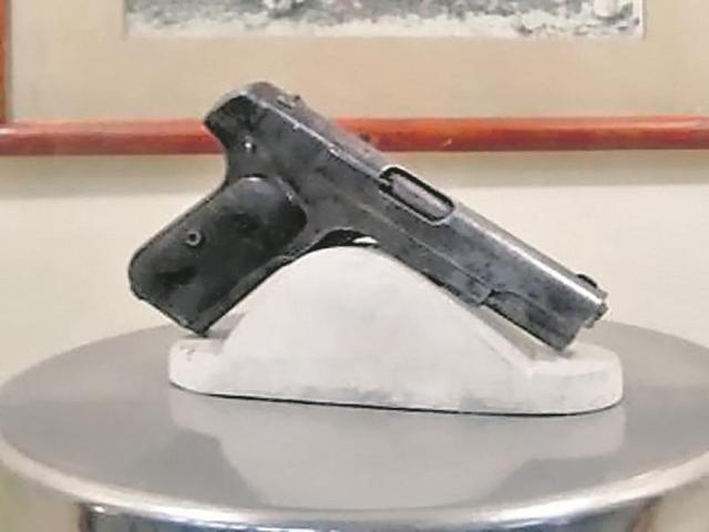 Visitors at the Allahabad Museum can now take a selfie with freedom fighter Chandra Shekhar Azad’s pistol.(HT Photo)