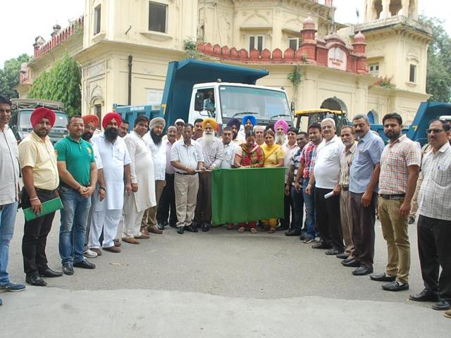 Phagwara MLA Som Parkash, with officials of the municipal corporation, flagging off the garbagedisposal machinery in Phagwara on Monday.(HT Photo)