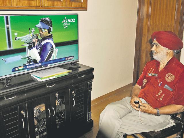 The first coach of Abhinav Bindra, Lt Col JS Dhillon (retd), watching the shooter perform at the Rio Olympics at his residence in Chandigarh on Monday. (Karun Sharma/HT Photo) The first coach of Abhinav Bindra, Lt Col JS Dhillon (retd), watching the shooter perform at the Rio Olympics at his residence in Chandigarh on Monday. (Karun Sharma/HT Photo)