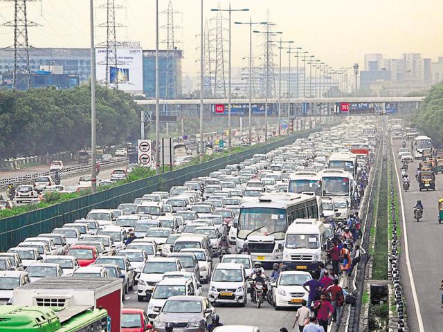 At all exits on the Delhi-Gurgaon Expressway, including the one near the Airtel building towards Delhi, problem arises due to the merging and diverging of traffic from the main carriageway and the service lanes. (Abhinav Saha/HT Photo) At all exits on the Delhi-Gurgaon Expressway, including the one near the Airtel building towards Delhi, problem arises due to the merging and diverging of traffic from the main carriageway and the service lanes. (Abhinav Saha/HT Photo)