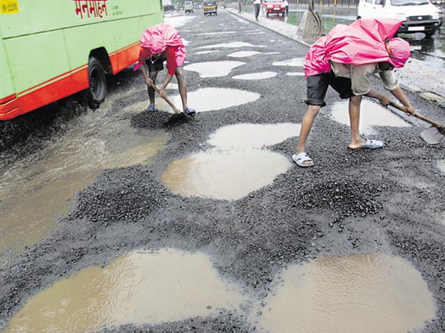 According to the Brihanmumbai Municipal Corporation’s official data, 2,413 potholes had been reported across Mumbai as of Monday, including 968 in the western suburbs, 628 in the eastern suburbs and 817 in south Mumbai.(HT Photo)