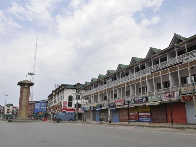 Lal Chowk of Srinagar during curfew in July. Hizbul Mujahideen distanced itself from the unsigned posters, issued under the name of Lashkar-e-Islam, which had appeared in Pulwama and warned Kashmiri Pandits to leave the Valley.(HT file photo) Lal Chowk of Srinagar during curfew in July. Hizbul Mujahideen distanced itself from the unsigned posters, issued under the name of Lashkar-e-Islam, which had appeared in Pulwama and warned Kashmiri Pandits to leave the Valley.(HT file photo)