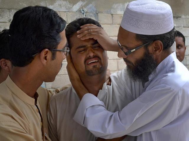 People react at the site of a bomb explosion at a government hospital premises in Quetta, Pakistan, August 8, 2016.(AFP)