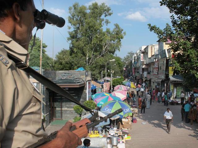 The 16-year- old son of a Colonel was allegedly beaten up by two policemen posted on the route security for the prime minister’s cavalcade, in Dhaula Kuan on Tuesday evening. (Hindustan Times) The 16-year- old son of a Colonel was allegedly beaten up by two policemen posted on the route security for the prime minister’s cavalcade, in Dhaula Kuan on Tuesday evening. (Hindustan Times)