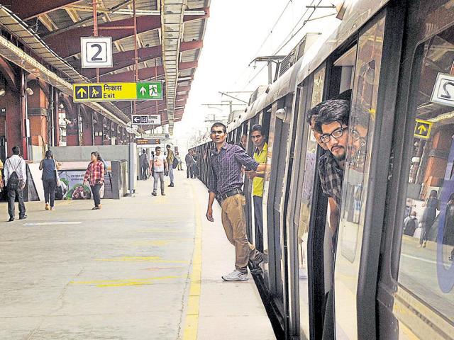 Delhi riders fare poorly on transit etiquettes, something the Metro authorities are yet to quantify. (Sunil Saxena/Hindustan Times) Delhi riders fare poorly on transit etiquettes, something the Metro authorities are yet to quantify. (Sunil Saxena/Hindustan Times)
