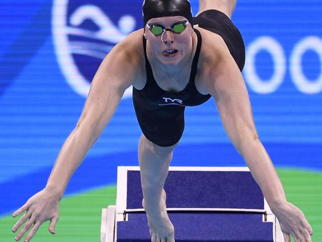 USA's Lilly King took the lead at the turn in the women's 100m breaststroke final. (AFP photo)