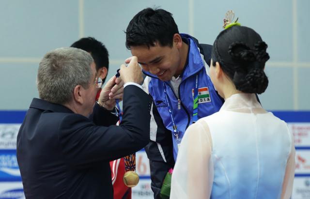 IOC President Thomas Bach presented Jitu Rai the gold medal after he won the 50 metre pistol event in Incheon. (Getty Images)