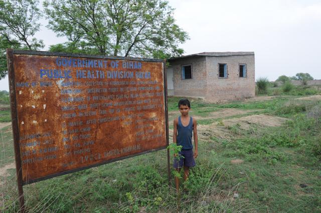 The Rs 100-crore surface water supply scheme at Keshapur panchayat of Simri, initiated in 2009, has been a non-starter. (AP Dube/HT Photo) The Rs 100-crore surface water supply scheme at Keshapur panchayat of Simri, initiated in 2009, has been a non-starter. (AP Dube/HT Photo)