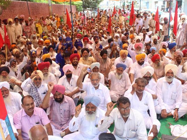 Farmers protesting outside the office of the deputy commissioner in Sangrur on Tuesday. (HT Photo) Farmers protesting outside the office of the deputy commissioner in Sangrur on Tuesday. (HT Photo)